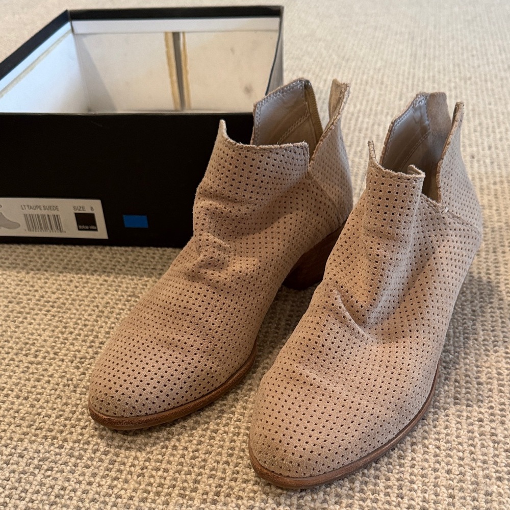 Dolce Vita “Kipp” taupe suede perforated booties - size 8